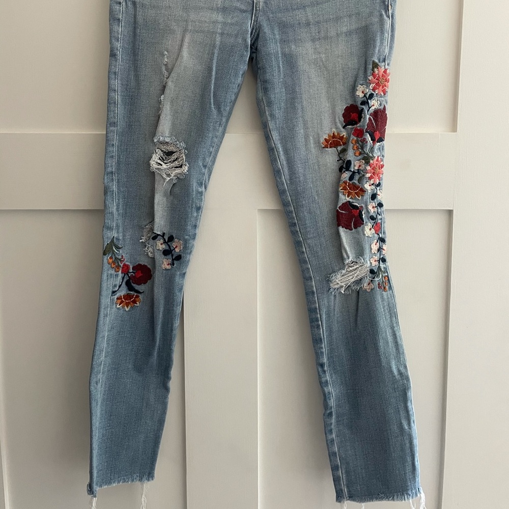 Abercrombie & Fitch jeans with embroidered flowers
